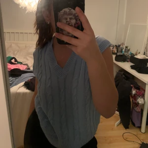 Stickad tröja/linne - Stickad tröja/linne i ljusblå, superduper fin men inte min stil. One side storlek och köpt på Öland 