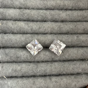 Örhängen  - Oanvända örhängen, köpta i en smyckesbutik i Finland, okänt märke.