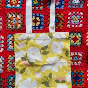 Tygkasse - Tygkassarna finns i 4 olika tryck som alla finns i egna annonser. Gratis frakt i hela landet. 1 för 149kr. 2 för 249kr. 3 för 299kr. Har dragkedja och ett innerfack med dragkedja. Ca 35x38cm + banden. Skicka ett meddelande för att köpa. ❤️🧡💛💚💙💜