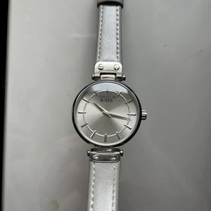 Klocka - Oanvänd klocka i grå och silver. Jätte fint skick.💛