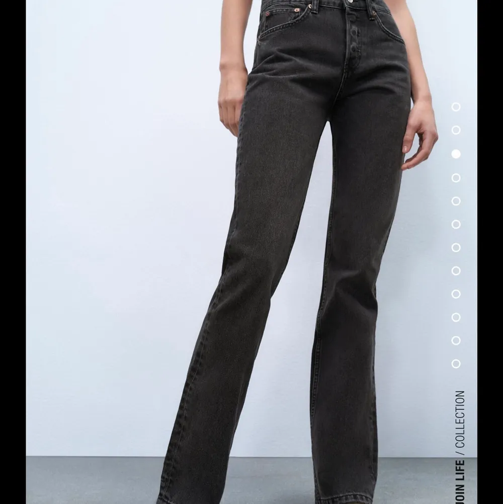 Säljer ett par populära svarta raka jeans ifrån zara. Bra längd och bra passform. Säljer pågrund av att dem är för små. Nypris 349kr. Jeans & Byxor.