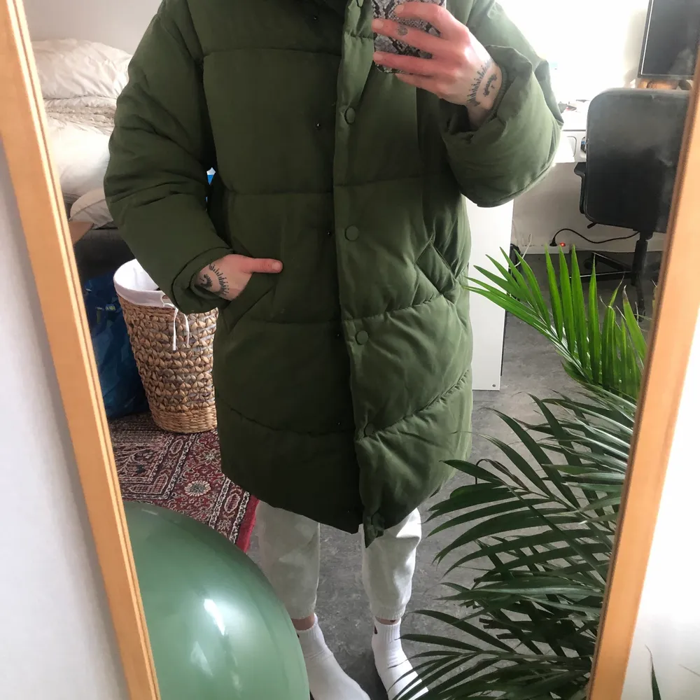 Grön oversized dunjacka från Monki, storlek S men passar även M-L beroende på hur man vill att den ska sitta.. Jackor.