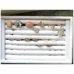 Ringar och örhängen  - Blandade ringar på de två översta raderna och sedan örhängen på de två undre raderna. Lite olika priser så skriv om ni är intresserade!!