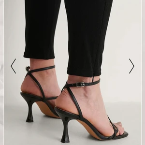 Klackar - Så fina klackar från Nakd. Använda en gång så väldigt bra skick. Enda som finns att anmärka på är undersidan, men så blir dom när dom används. Lagom hög klack så väldigt bekväma!💖