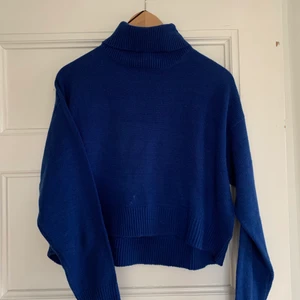Mörkblå Turtleneck HM - Mörkblå trutleneck ifrån hm, andvänd 1 gång och testad 2 ggr. Storlek S men funkar både som S och M. KÖPAREN STÅR FÖR FRAKTEN!