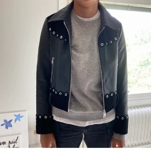 Skinnjacka  - Säljer denna supersnygga maje skinnjacka som är helt slutsåld! Sååå snygga detaljer på den! 