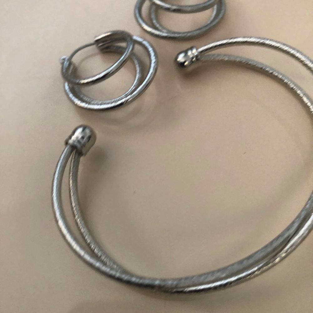 1: Ett par örhängen med ett matchande armband i stål, 80kr 2: Örhängen, 60kr 3: örhängen 60kr. Alla är helt nya. Köparen står för frakten💕. Accessoarer.