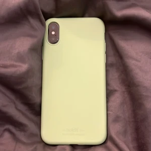 Mobilskal till iPhone XS funkar till X  - Ett ljus grönt mobilskal. Använt några gånger, en liten repa på innesidan men syns inte med mobilen i. Väldigt fint! 