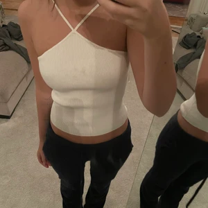 Zara Linne  - Säljer ett jättefint linne från zara som är beiget! Sitter jättesnyggt men aldrig använt