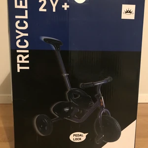 Cyklar  - Tre hjuls cycklar med stöd  och liten avtag bar korg. För 2 år uppåt. O använda säljes pga vi fått dubletter i födelsedagspresent.  Säljer 2 st för 1000kr  även separat för 650kr .  