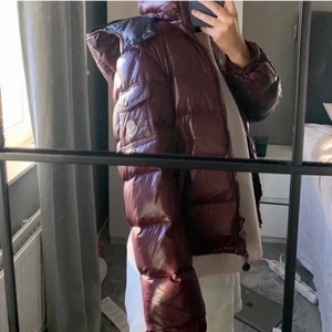 Moncler Jacka - En moncler jacka givetvis äkta i modellen Maya. Storlek xs men fungerar för S med. Namnet från förra ägaren står inne i jackan annars är den i jättefint skick. kan tänka mig sänka priset vid en snabb affär ❤️