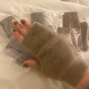 Torgvantar - Alla är oanvända, finns beige och ljusgråa (kashmirmix och bomull) super mjuka. 199kr/st först till kvarn (beige slutsåld) 