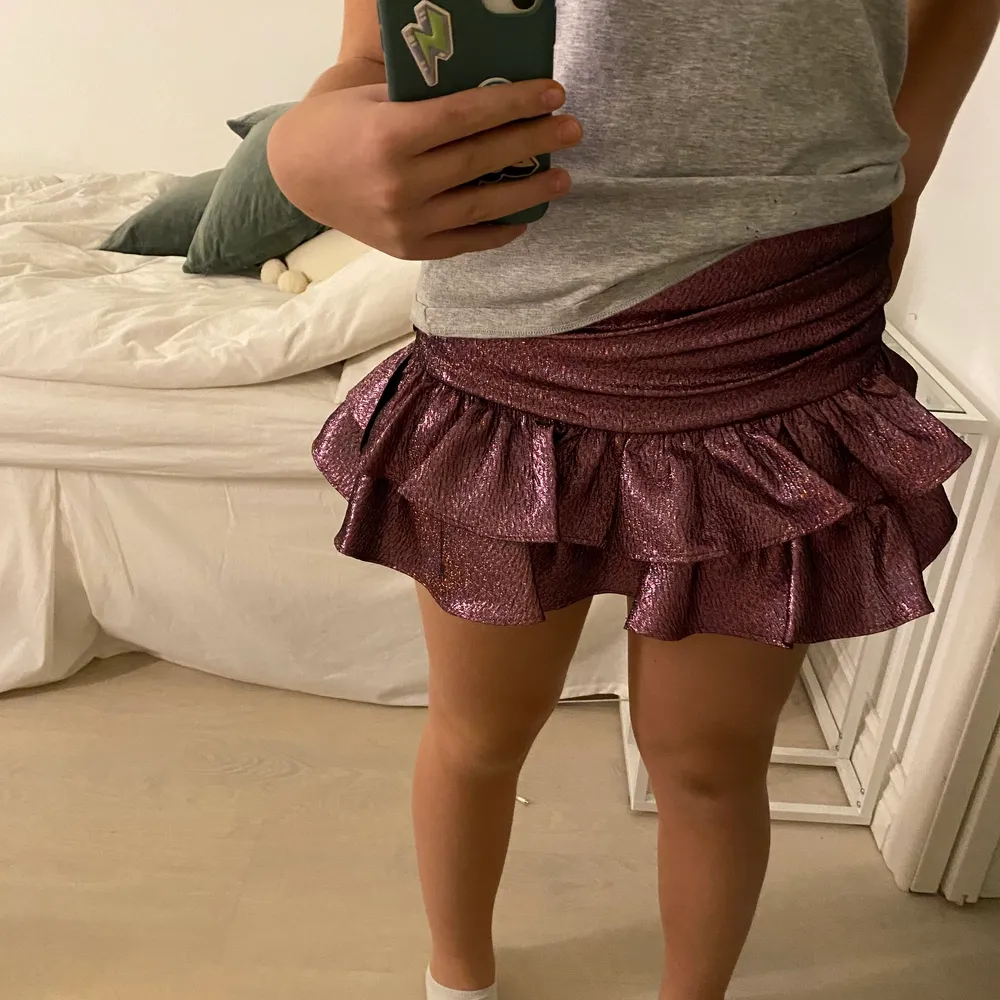 Säljer nu denna så snygga kjol med inbyggda shorts som är slutsåld! Säljer på grund av att den tyvärr är för liten❤️ Den är bara använts en gång och den har även lappen kvar❤️. Kjolar.