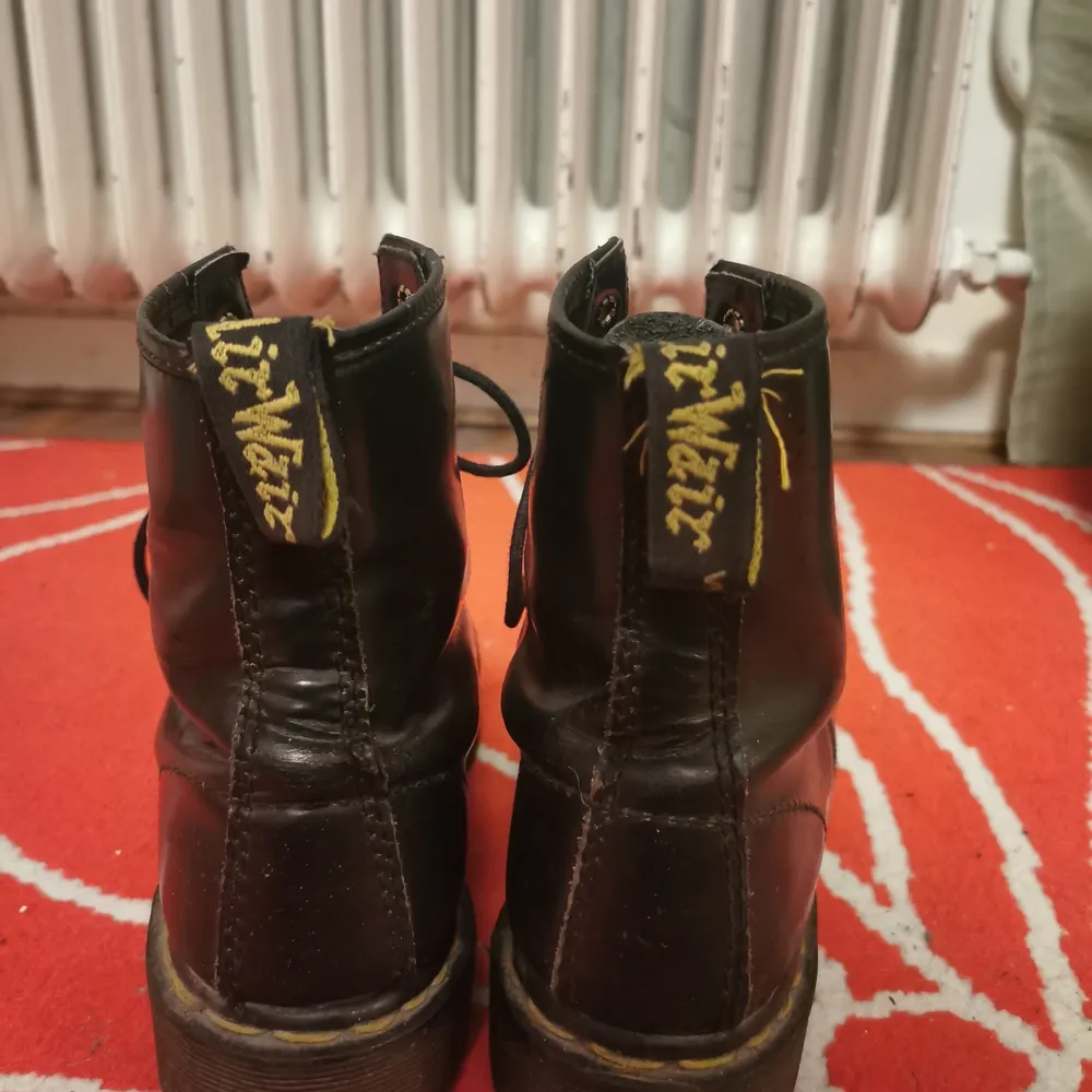 Nice pair of Dr. Martens. I've had them for a few years and wore them quite a lot, which is also visible, they have some wear spots, as you can see on the photos. However they are still of very good quality and walk very comfortable. New price was 2100sek, bought in Amsterdam.. Skor.