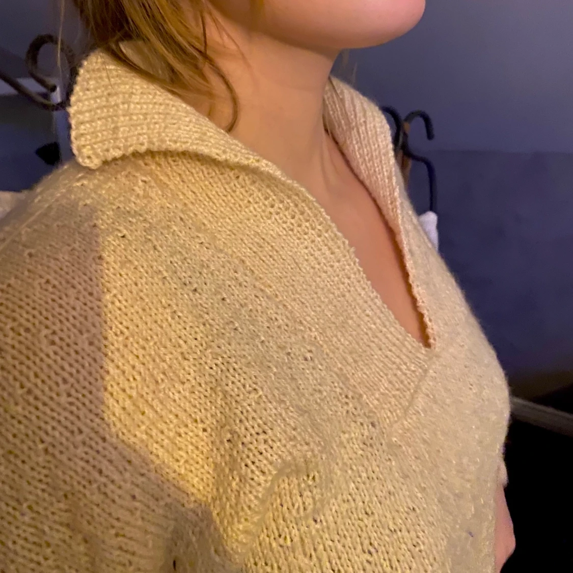 Vit stickad tröja med krage  - 90