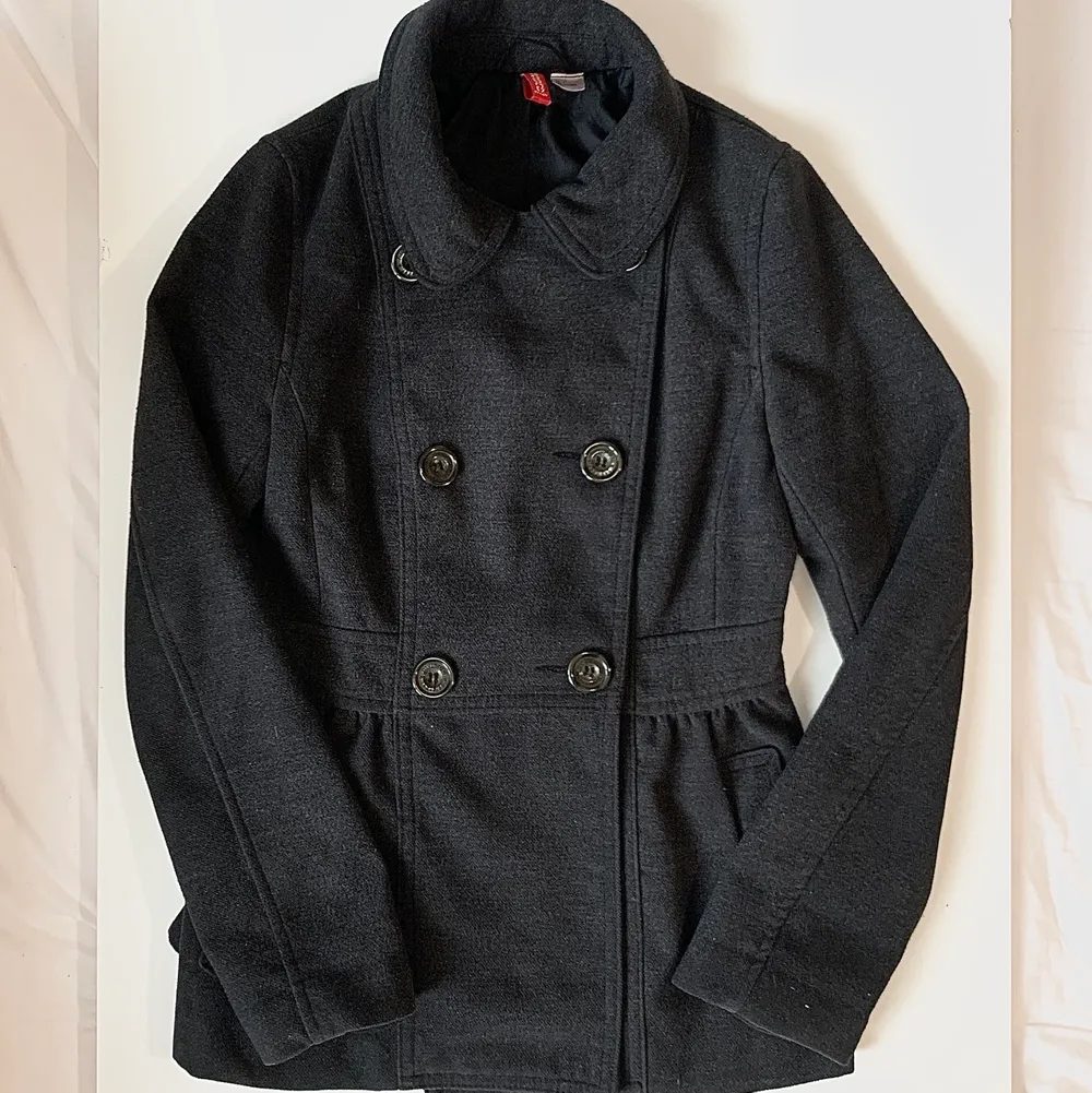 Säljer min älskade kappa då den tyvärr blivit för liten:( Den är från en gammal H&M kollektion och finns ej att köpa idag. Använd en säsong, fint skick! Storleken är 34 och färgen är mörkt grå. Köp direkt utan budgivning: 199:-. Jackor.