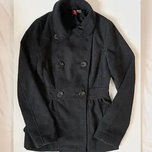 Säljer min älskade kappa då den tyvärr blivit för liten:( Den är från en gammal H&M kollektion och finns ej att köpa idag. Använd en säsong, fint skick! Storleken är 34 och färgen är mörkt grå. Köp direkt utan budgivning: 199:-