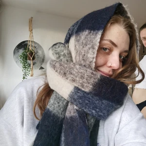 Halsduk alpackaull - holzweiler - Jättefin halsduk i alpackaull, knappt använd. Köpt i en butik i Oslo. Nypris 1100. Frakt är inkluderat i priset