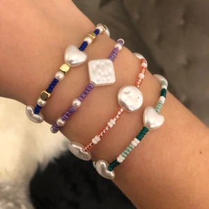 Pärlarmband  - Säljer så fina pärlarmband som jag har gjort💕💕 Kolla in mina andra annonser för massor fler smycken:)) Ni får även komma med egna idéer på färg och design!! Alla armband på bilden kostar 35kr/styck. Frakt tillkommer på 13kr!