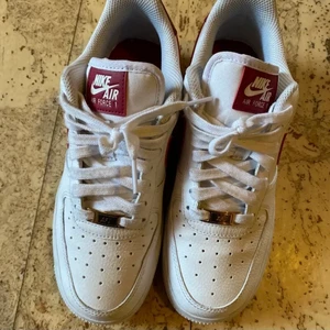 Nike air force 1 vit/röda - Använda cirka 5ggr storlek 37, spårbar frakt 66kr 🤍❤️