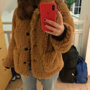 Teddy jacka - Säljer min Teddy jacka då den tyvärr inte kommer till användning längre. Köpt i Italien för två år sen men är fortfarande som i nyskick! 