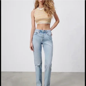 ZARA - Säljer mina jeans ifrån Zara i modellen Mid rise straight 💕 HELT SLUTSÅLDA storlek 34 och är knappast använda. 