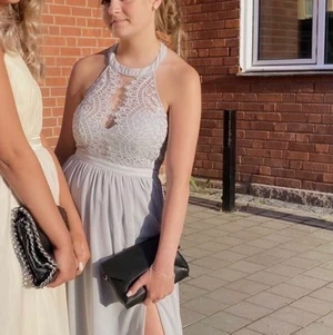 Balklänning  - Jag säljer min superfina balklänning med öppen rygg som jag hade på min bal i nian. Den är köpt för 899kr på Nelly och säljer nu för 200kr+frakt. Älskar denna klänning men kommer ej få användning för den igen 🥰 Den är i storlek 34 och passar mig perfekt som är ca 160cm 