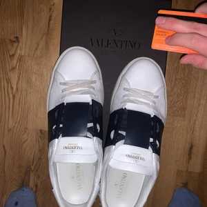 Valentino Garavani Open sneaker - Säljer mina valentino skor som jag köpte för 2 månader sen. Cond 9.5/10 storlek 43. Kan hämtas i Åkersberga eller fraktas. Nypris 5000kr