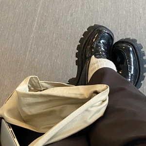 ASOS chunky loafers - Säljer dessa HELT NYA loafers, inte ens testade! Säljer då jag köpte två storlekar o behöll den andra, glömde skicka tillbaks dessa 🙃 skitsnygga och passar till allt, jättesköna (!!) inte fått skoskav alls! Säljer för 250kr+ frakt - pris kan diskuteras! 