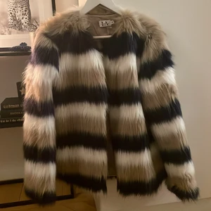 Pälsjacka NAKDxLA - ”Pälsjacka” i blå/beige/vit säljes i fint skick, knappt använd. En kollektion mellan NA-KD & Linn Ahlborg. Frakt kollas upp mer ordentligt om de finns intresse.