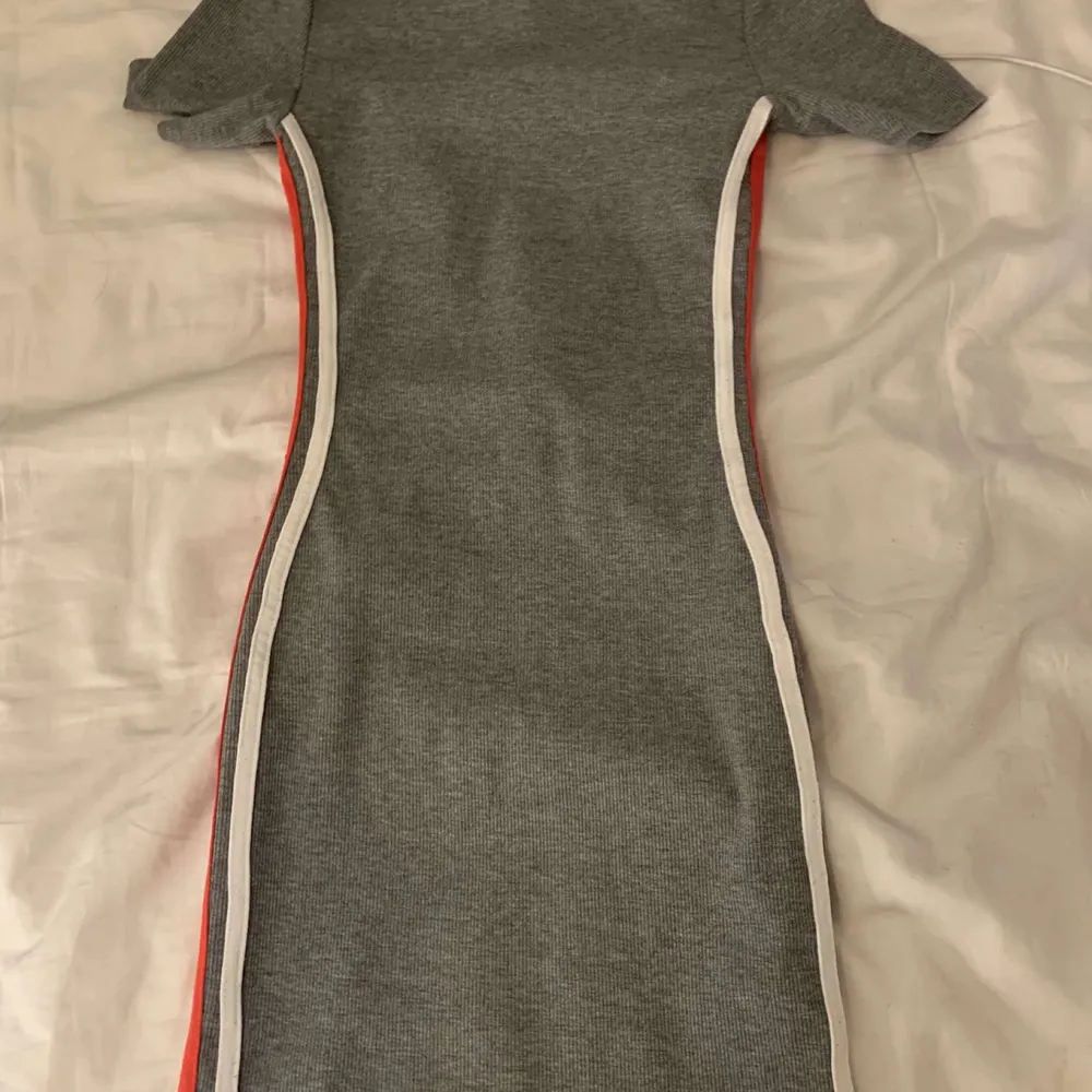 Kort basic klänning med 2 ränder vid sidan nästan oanvänd storlek XS. Klänningar.