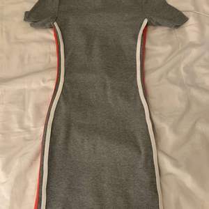 Kort basic klänning med 2 ränder vid sidan nästan oanvänd storlek XS