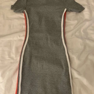HM - Kort basic klänning med 2 ränder vid sidan nästan oanvänd storlek XS