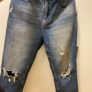 Snygga jeans - Köpte dessa på Pull and Bear för 2 år sedan i Marbella, jätte snygga och sköna! Köparen står för frakt ♥️ 