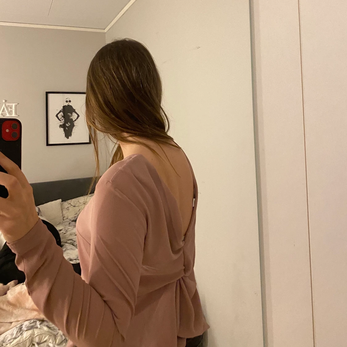 Beigelila blus med öppen rygg - 90