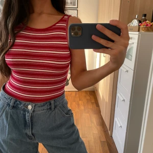 Randig bodysuit med öppen rygg - Säljer denna knappt använda bodysuit från Pull & Bear som är i väldigt bra skick! Öppen i ryggen, storlek S men passar även XS. 