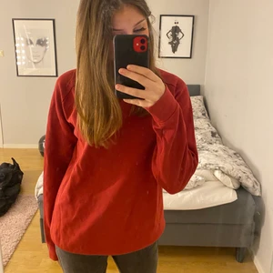 Röd sweatshirt  - säljer denna röda sweatshirt i storlek L, sitter perfekt oversized på mig som har storlek S. köparen står för frakten💕💕