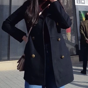 Svart kappa  - Säljer den här snygga kappan från Zara❤️säljes på grund av att den inte kommer till användning. 1 knapp är tyvärr borta och därför sänker jag priset. Passar till allt😍 ordinarie 700kr, säljes för 100+frakt💕💕💕 (priset kan diskuteras)