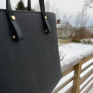 H&M  - Fin väska med många fina fack👍🏻lite smutsig men tror att det går att ta bort, om ni vill så kan ni testa! Annars super fin