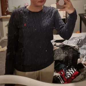 Stickad Ralph Lauren tröja  - En stickad marinblå Ralph Lauren tröja I storlek M.  Kan mötas upp och kan levereras men köparen står för frakt! NYSKICK