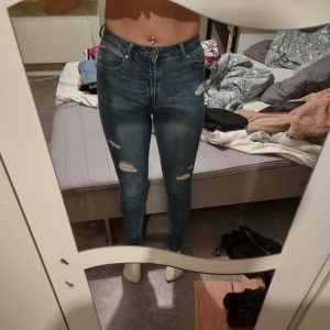 Håliga jeans - Ett par ljusa håliga jeans I storlek 38. Kan mötas upp och kan levereras men köparen står för frakt! ANVÄNT SKICK 