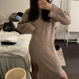 Stickad klänning - Super fin och mysig stickad klänning från bikbok i en beige/puderrosa färg med slits. Använd 1 gång, så nyskick. Köpt för 500kr. Säljer då den tyvärr inte kommer till användning 💖