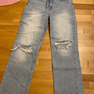 Zara jeans - Ljus blå flared jeans från zara. Jag har använt dom ganska mycket så trådarna vid hållen är ju ganska slitna. Jag använder dom inte längre och dom har blivit lite för stora för mig därför jag säljer. Fraktar ej men möts up 😊