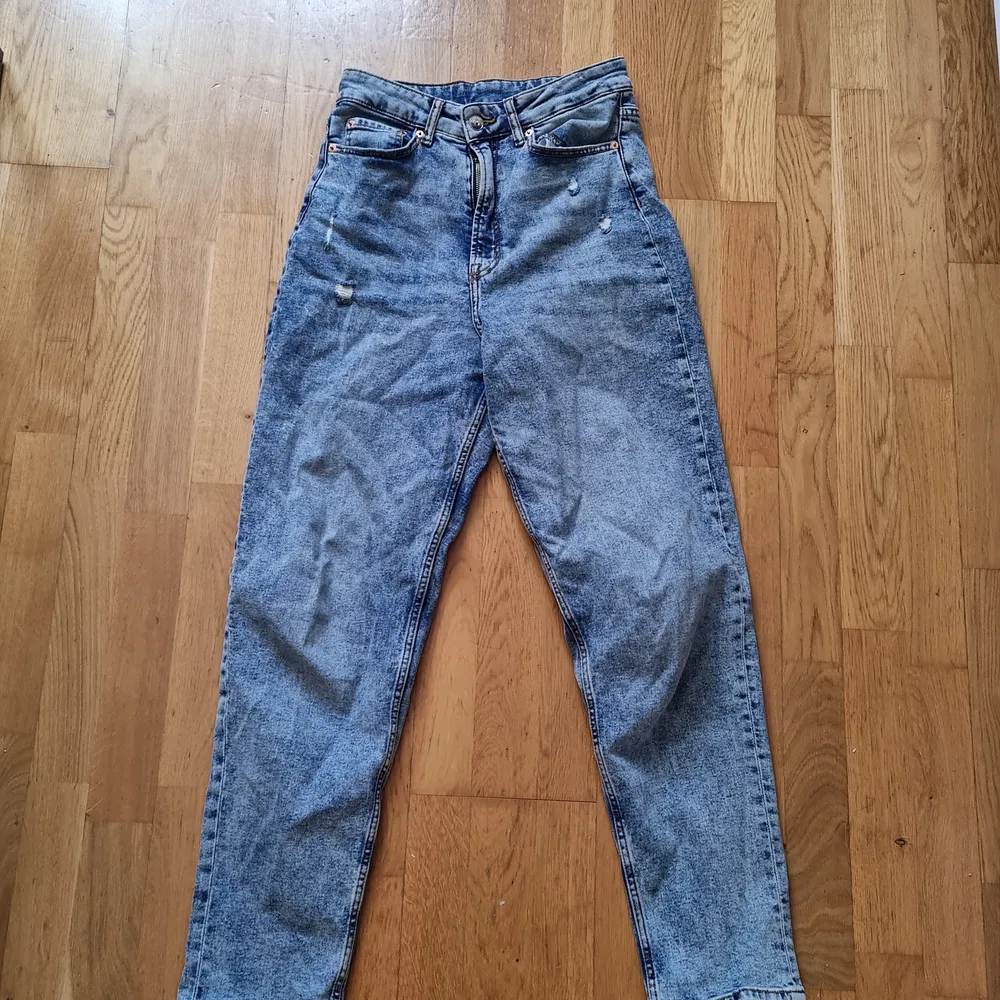 Ljusa mom jeans från ginatricot i storlek 38. Jeans & Byxor.