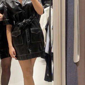 Ganni läderklänning - Jag säljer min fina läderklänning från Ganni. Den är givetvis äkta och endast använd ett fåtal gånger. Nypris, är 5,500 kronor, vilket jag köpte den för. Säljer den för 3000, vid snabb affär kan jag tänka mig att gå ner. Vill du ha fler bilder är det bara att höra av sig. Köpare står för eventuell frakt. 