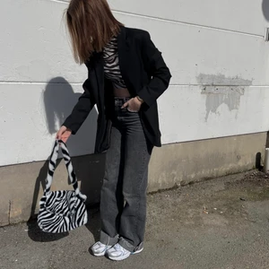Zara 90’s full length jeans  - Zara 90’s full length jeans i strl 34. Finns inte att köpa längre. Är i bra skick & säljes pga fel storlek för mig. 