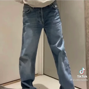 Zara jeans - Populära lågmidjade jeans från zara. Helt slutsålda. !!första bilden lånad från Alva Blomdahls tiktok!!