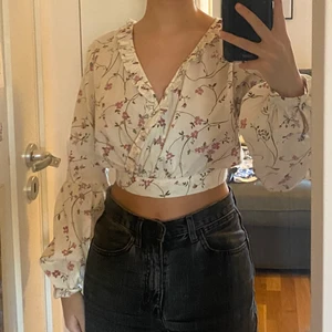 Blommig fin tröja - Jättefin tröja från H&M, den är i strl 40 men eftersom man knyter den i bak passar den mindre också, jag är typ 36. Frakt inkluderat i priset!