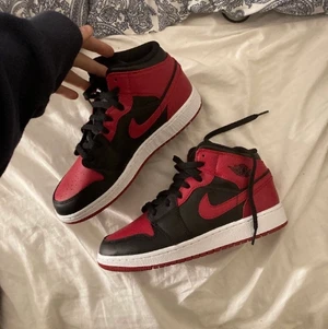 Jordans mid  - Köpt för 1400 här på plick fick kartongen med när jag köpte dom för ca 1 år sedan men vet tyvvär inte vart den är! Vill få dom sålda snabbt och kan därför tänka mig att gå ner i pris! Trasiga på insidan och slitna skosnören!