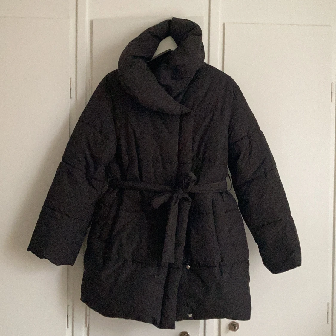 Svart jacka med hög krage